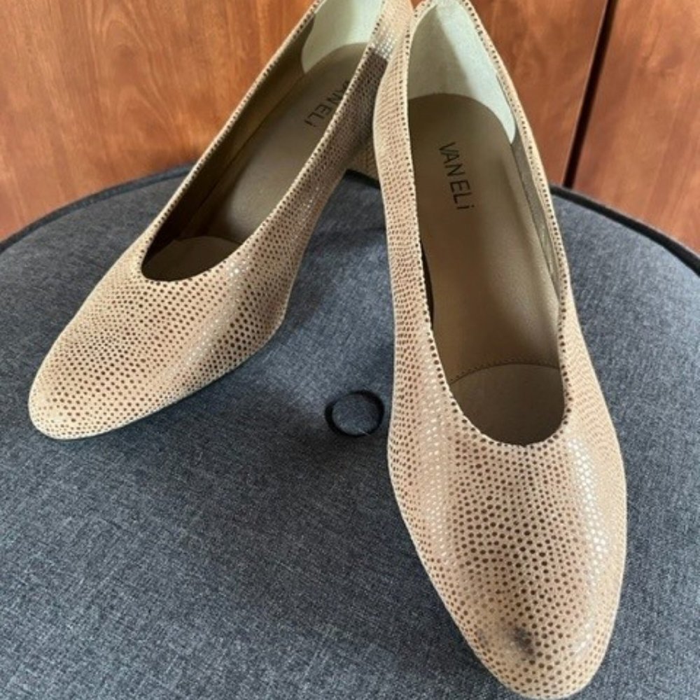 Van Eli Embossed Leather Pump